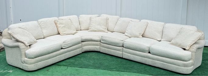 Sectional modular curved upholstered with soft texture fabric can be delivered for an additional cost Presio 300