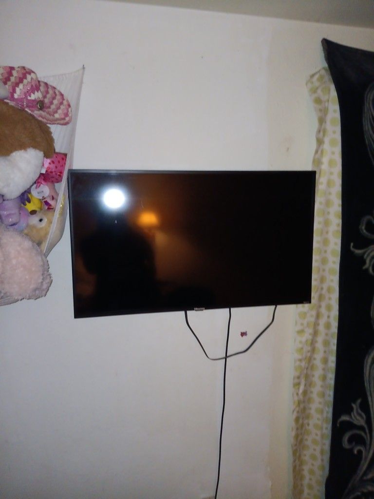 Hisense 42" Smart TV $80
