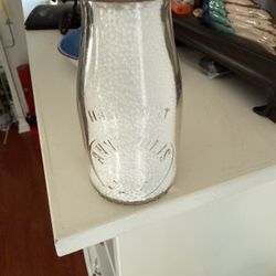 Vintage Annapolis Half Pint Milk Bottle – Excellent Condition  Beautiful vintage glass milk bottle from Annapolis, Maryland. This is a classic half pi