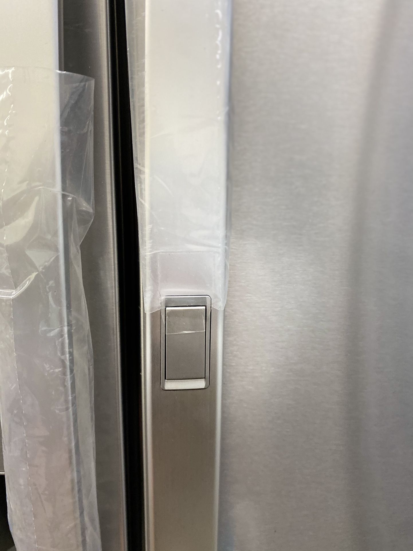 NEW ! 29.5 CU FT LG 4 DOOR REFRIGERATOR IN STAINLESS STEEL WITH ICE/WATER DISPENSER & SHOW CASE DOOR