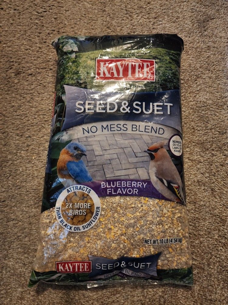 Kaytee Seed & Suet No Mess Blend Blueberry Flavor, 10 lbs. New. Could trade for other parrot food. Best before 06 Feb 2026.