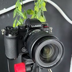 Camera Lumix S5
