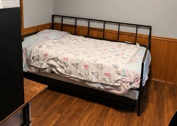 Day bed with roll out trundle