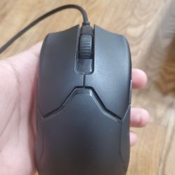 Black Razer Viper mouse with cable