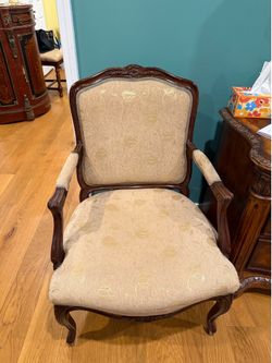 Solid wood accent chair