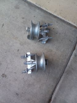 Cantilever gate roller