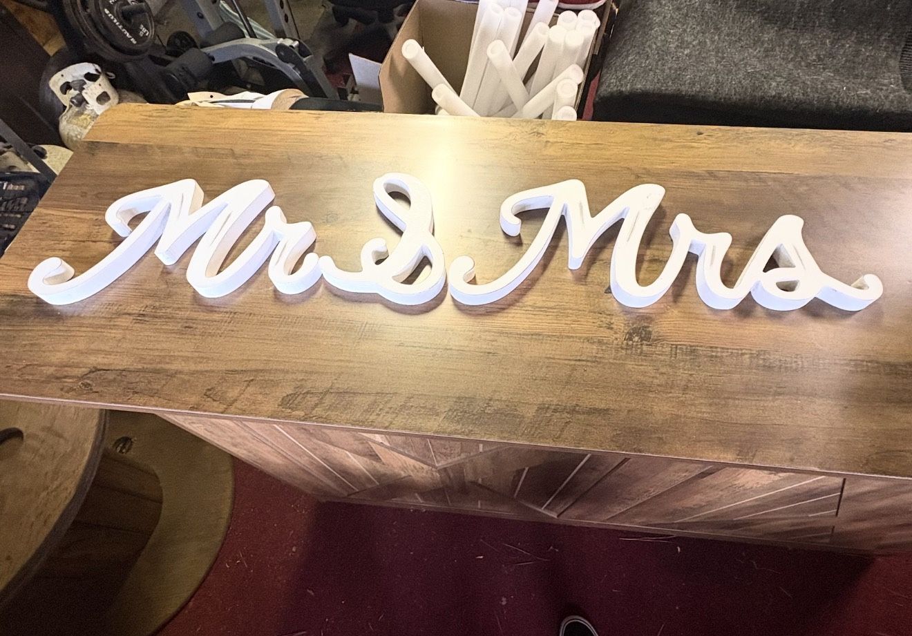 Mr & Mrs sign