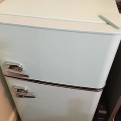 Insignia 3.1 Cu Retro Mini Fridge (used) 