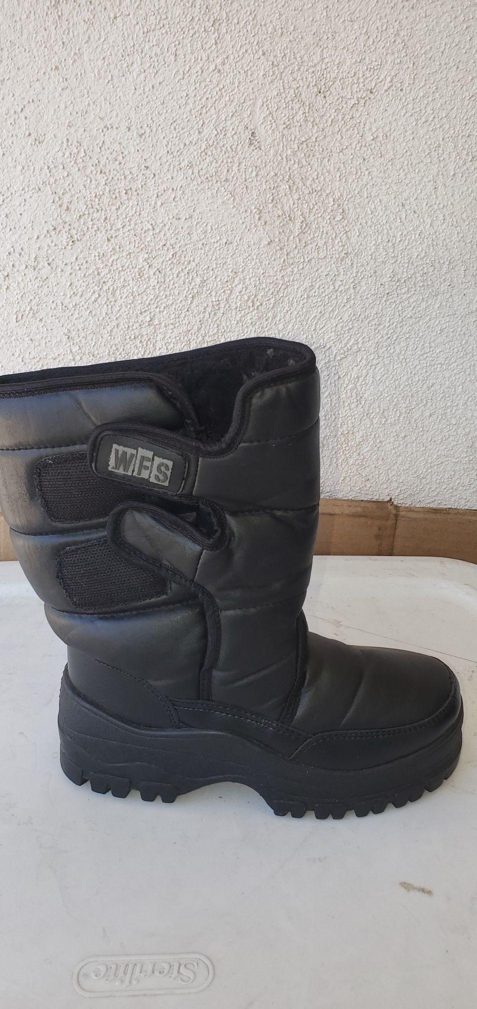 WFS WINTER SNOW BOOTS KIDS (SIZE 2 ) PRE-OWNED IN GOOD CONDITION