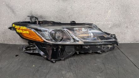 2018-2019-2020 TOYOTA CAMRY RIGHT HEADLIGHT OEM USED #11001