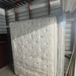 Queen mattress and boxspring