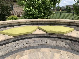 Pier One bench cushion. (5) LIKE NEW. Smoke/pet free
