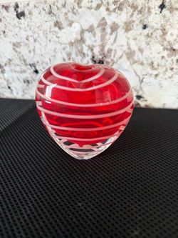 Gorgeous Red Heart Art Glass Spiral White Striped Paperweight Bud Vase/Paperweight