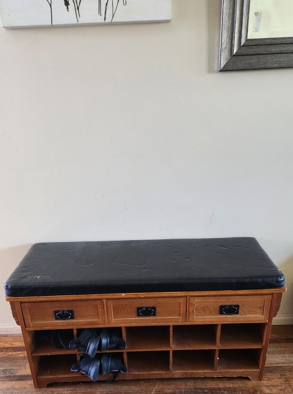 Padded bench, 3 storage drawers and 10 storage compartments.