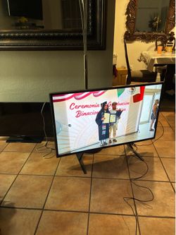 BEAUTIFUL SMART TV HAS A OWN CONTROL 42 inches