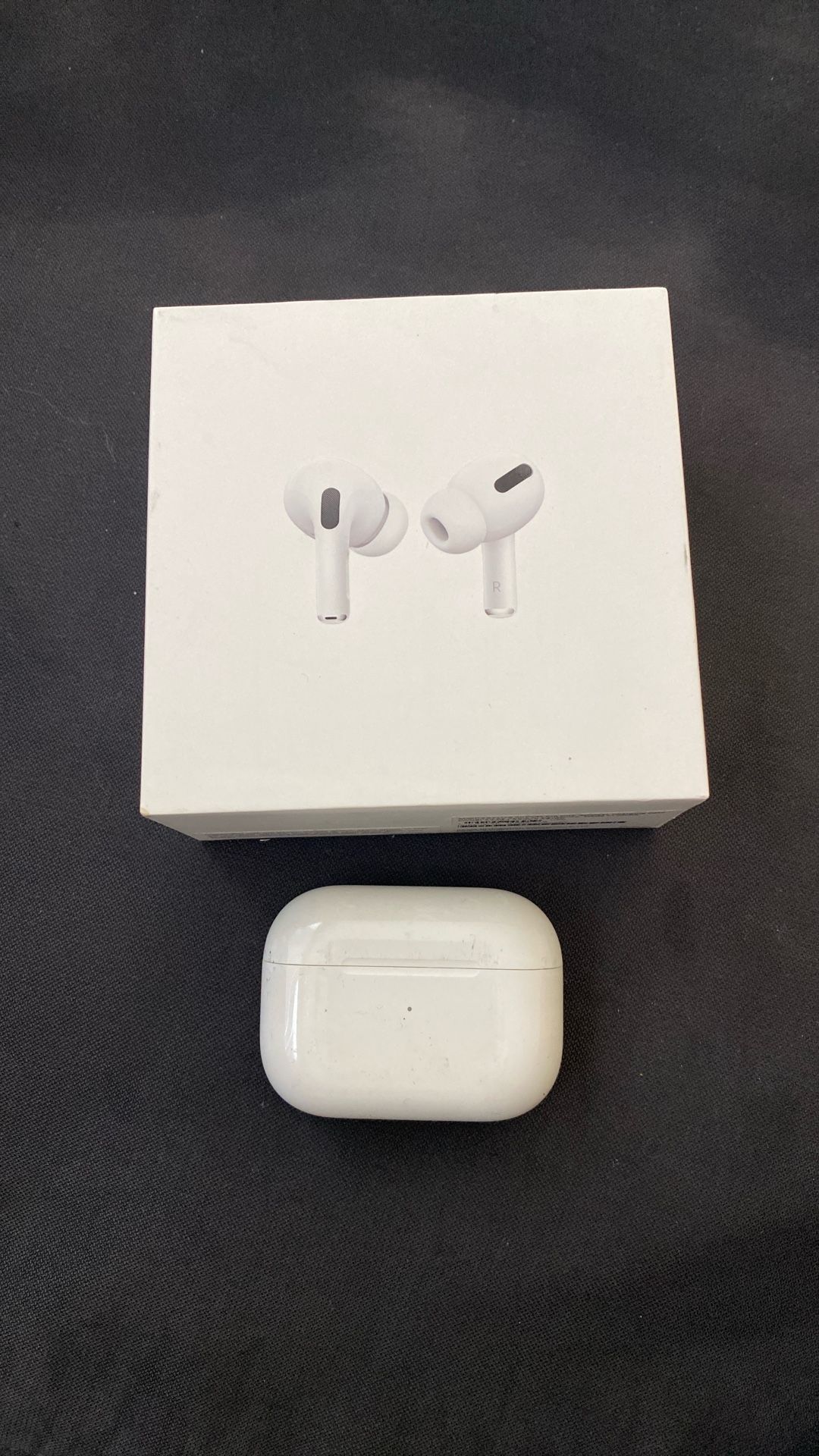 Apple AirPods Pro 4,used