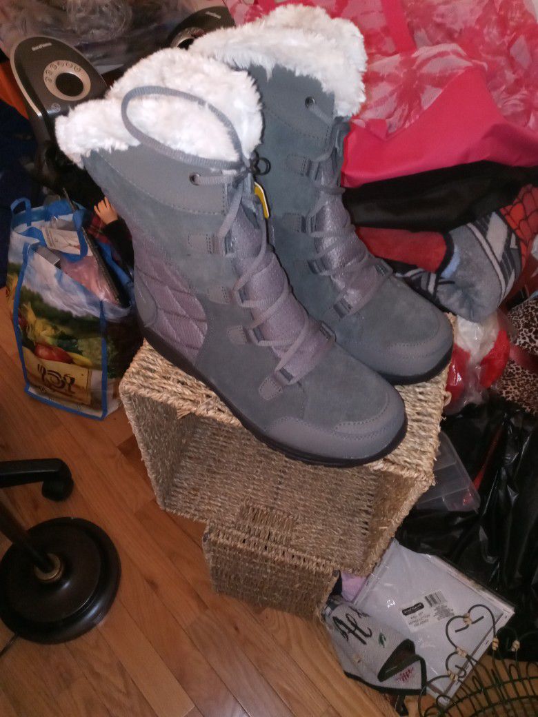 New Columbia Lady Boots