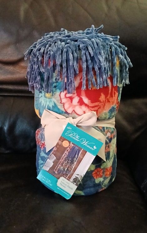 "PIONEER WOMAN" VELVET PLUSH REVERSIBLE THROWS