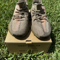 authentic Yeezy 350 V2 Sand Taupe 11 box included, extra laces, good condition 