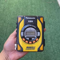 【ヘッドホン付】Panasonic SHOCKWAVE RQ-SW30 イエロー Vintage Panasonic RQ-SW30 Shockwave XBS Stereo AM FM Radio