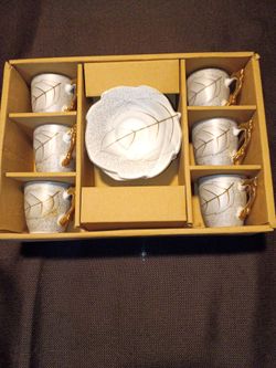 1 flower shaped set of cups and plates