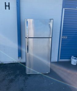 FRIGIDAIRE REFRIGERATOR [Warranty]**FREE DOOR DELIVERY Black Stainless Steel FRIDGE Refrigerador Hielera