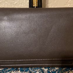 Barantani Italian Brown Leather Trifold Wallet - Gender Neutral. It’s a great wallet in great condition. Has 12 slots for credit cards, snap closure c