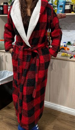 Red and black plaid robe with white fur trim, hood, and pockets. Size is S for men, Medium for Women #loungewear #cozy