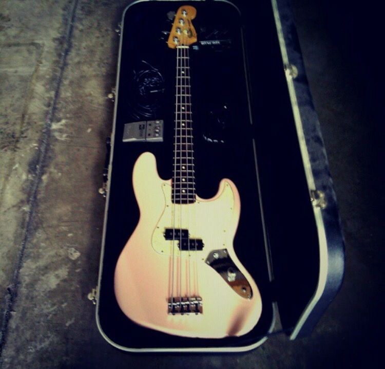 Shell pink Mark Hoppus P-Jazz bass Blink-182