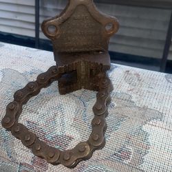 This vintage Armstrong US Bench Chain Pipe Vise is a must-have for any workshop or garage. Made in the USA with high-quality cast iron, this chain vis