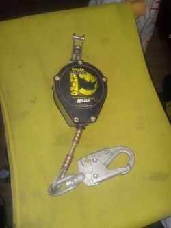 Self retracting lifeline