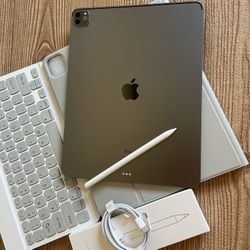 iPad Pro 12.9” (2020 model) 4th Generation 512GB with  keyboard case and pen & Accessories 