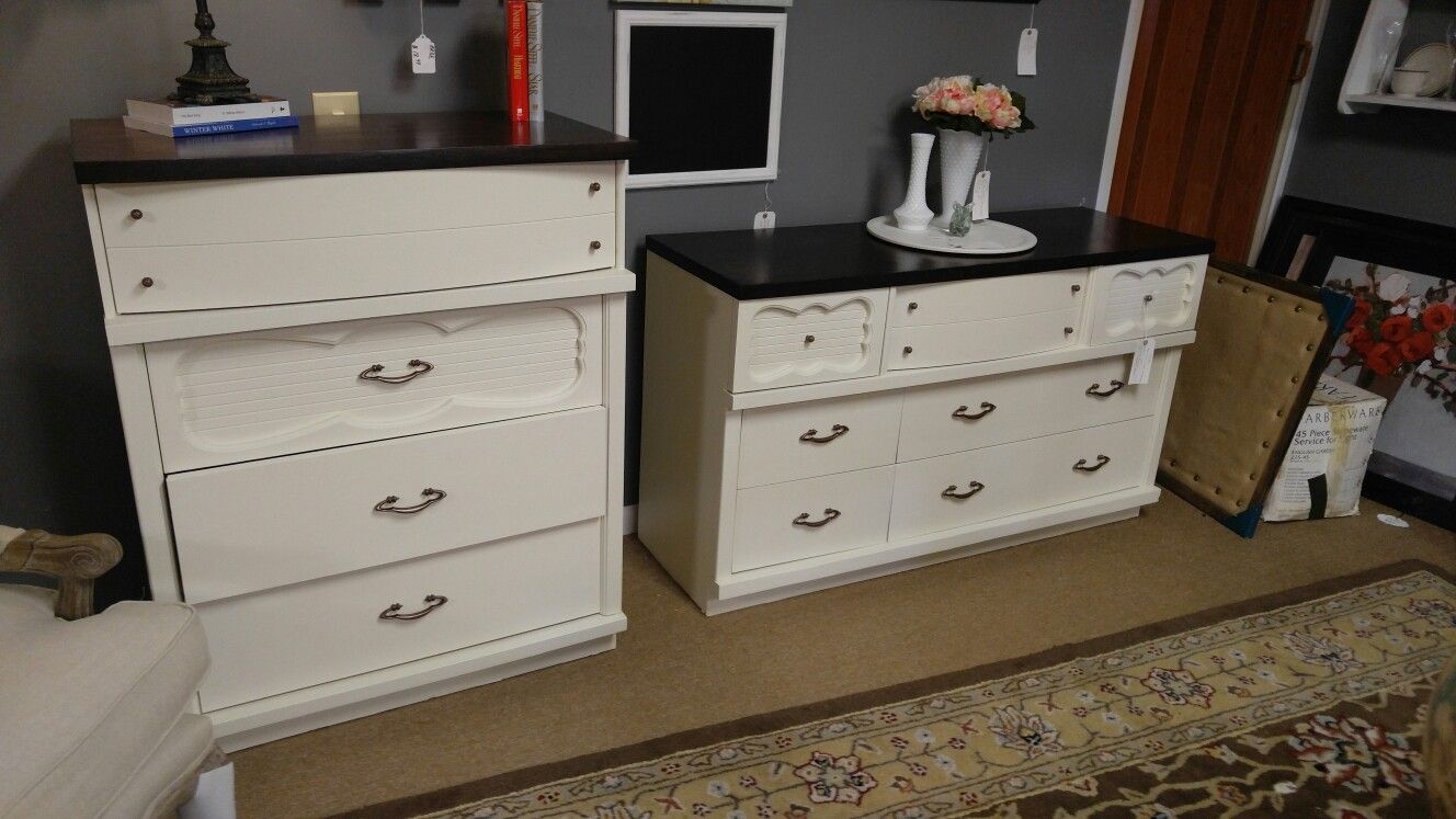 Matching dresser and chest of drawers