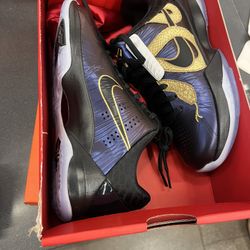 Kobe V Size 3.5 & 4