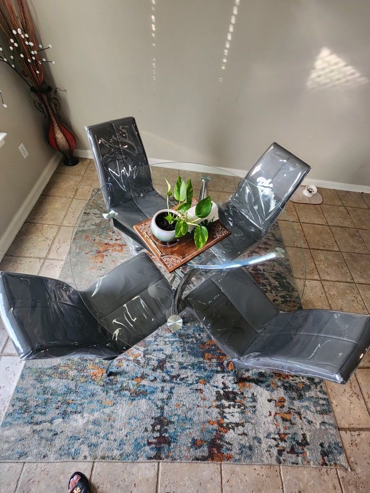 Glass Breakfast Table with 4 Chairs & Area Rug