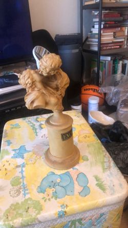 Encore Romance Statue