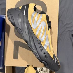 Yeezy 700 MNVN Honeyflux Size 10.5