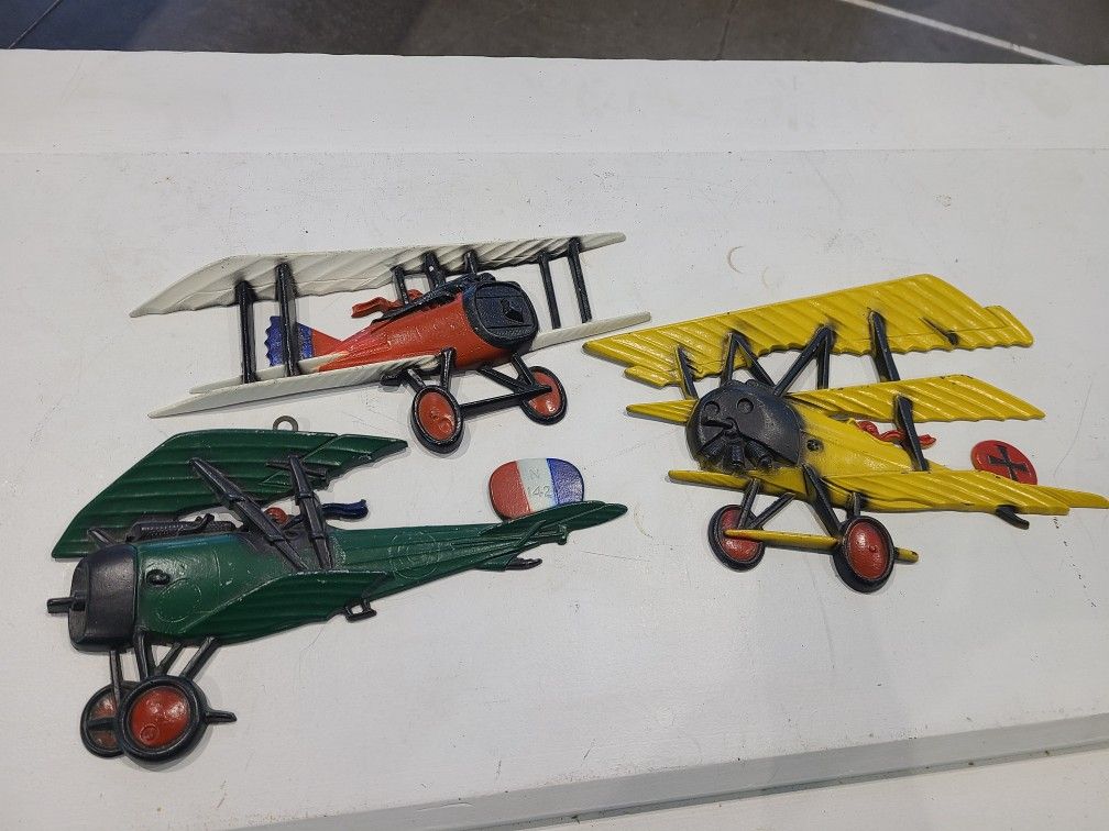 Set Of Metal Airplanes For Wall Decor