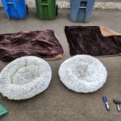 Pet Blankets And Beds Good Condition 
