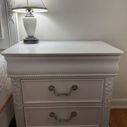 Super cute white night stand 
