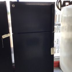 GE 18 Cu Ft Top And Bottom Fridge. 1 year Warranty 