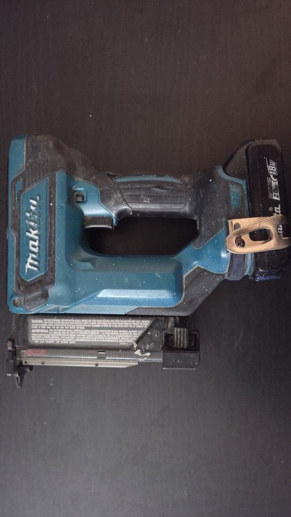 MAKITA XTP02 NAILGUN 18v