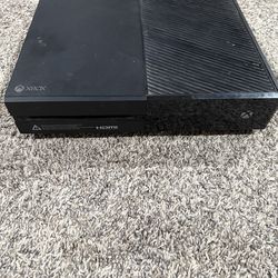 XBOX ONE (TESTED WORKS WELL) comes with 1 controller