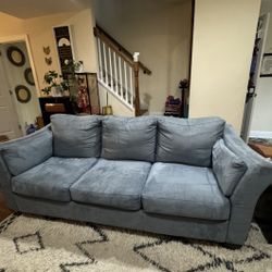 Comfy Pullout Couch Great for Students or Families! 🛋️
