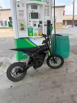yozma im 10 all black has everything even the charger