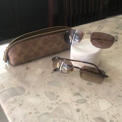 2 GLASSES  OF RAY BAN  AND CASE  Of  COACH . BRAND