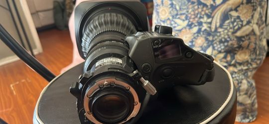 Professional Canon HJ24x7.5IASE B4-mount broadcast zoom lens has a 24x optical zoom