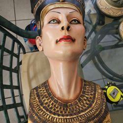 NEFERTITI  STATUE