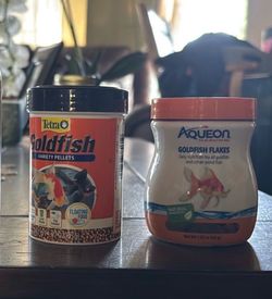Fish flakes and pellets