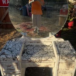 Vintage 1940s vanity super soild everything is there and works .no knobs